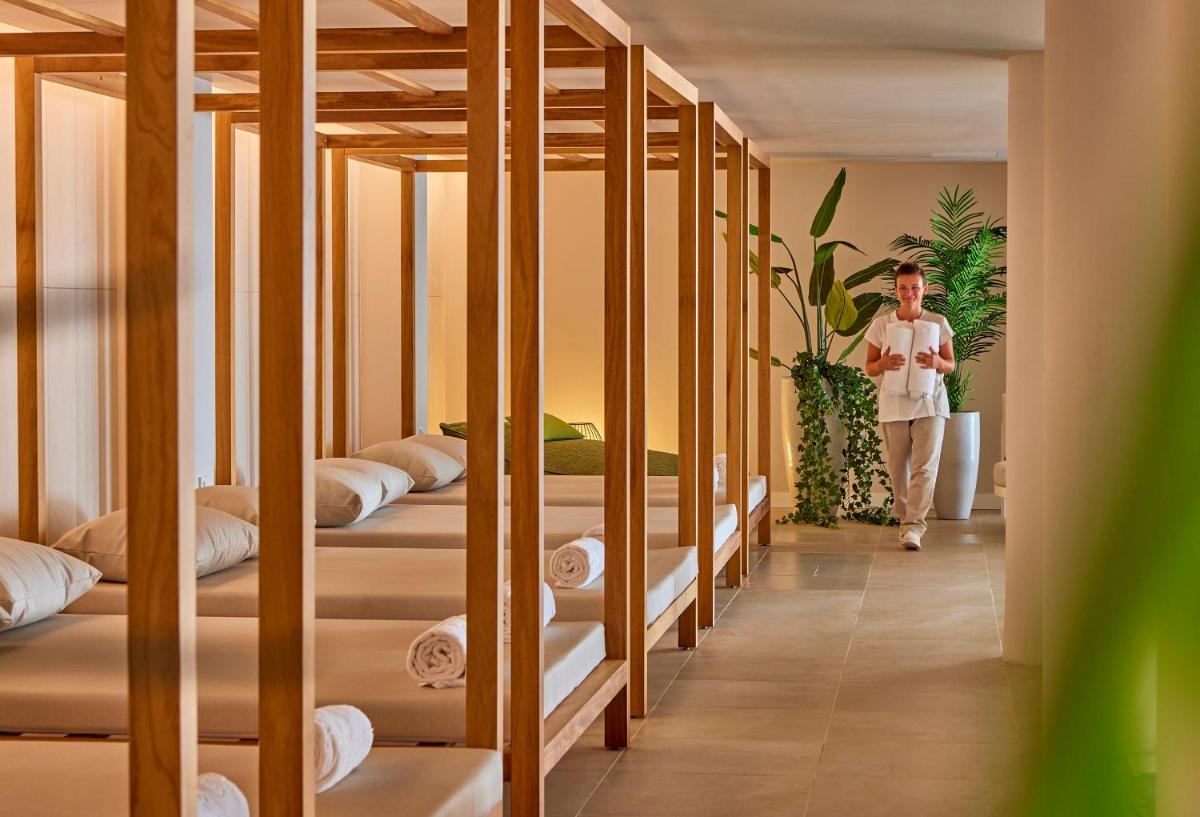 Cama o camas de una habitación en Universal Grand León & Spa