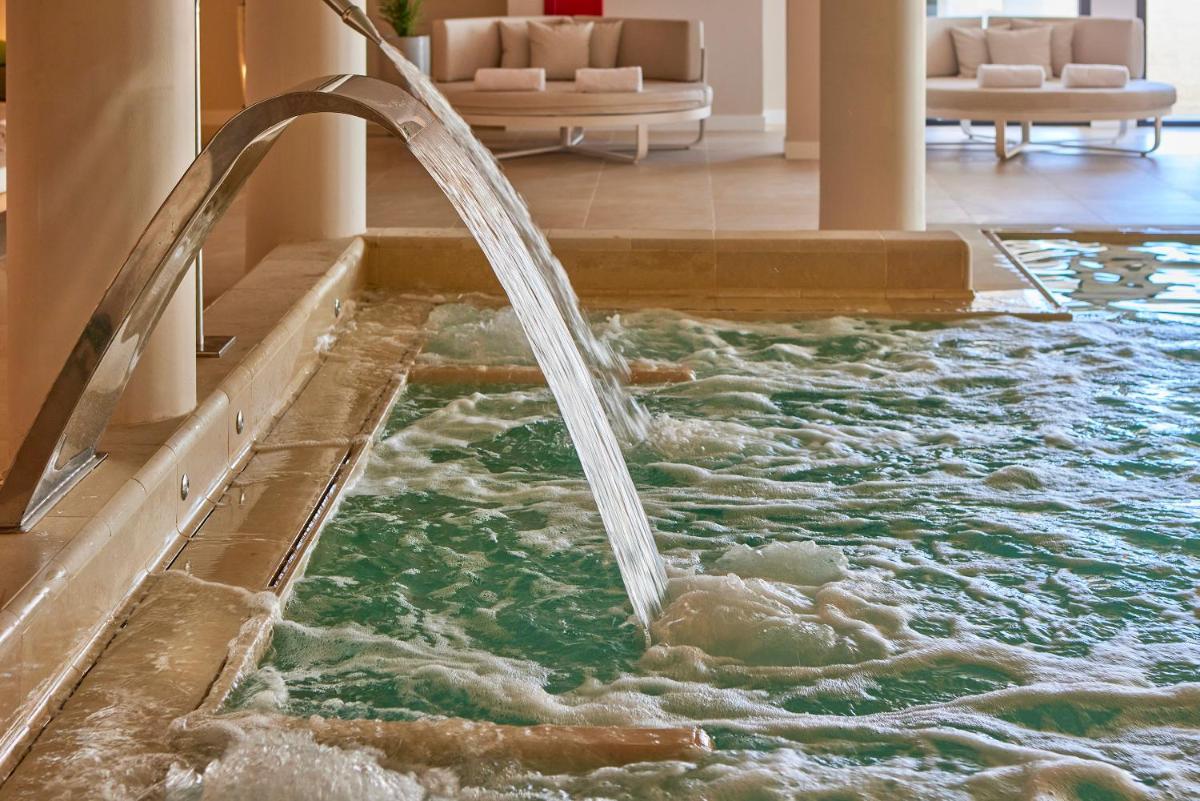 Piscina en o cerca de Universal Grand León & Spa