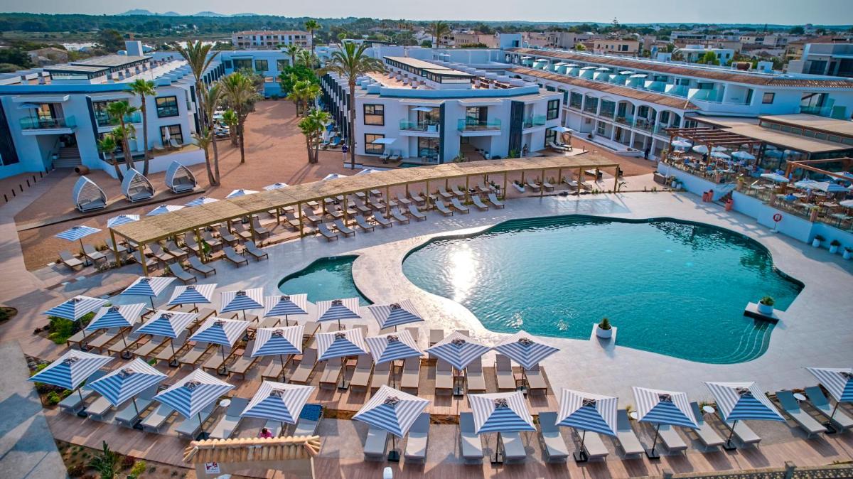 Una vista aérea de un resort con piscina y tumbonas. en Universal Grand León & Spa, en Colonia de Sant Jordi