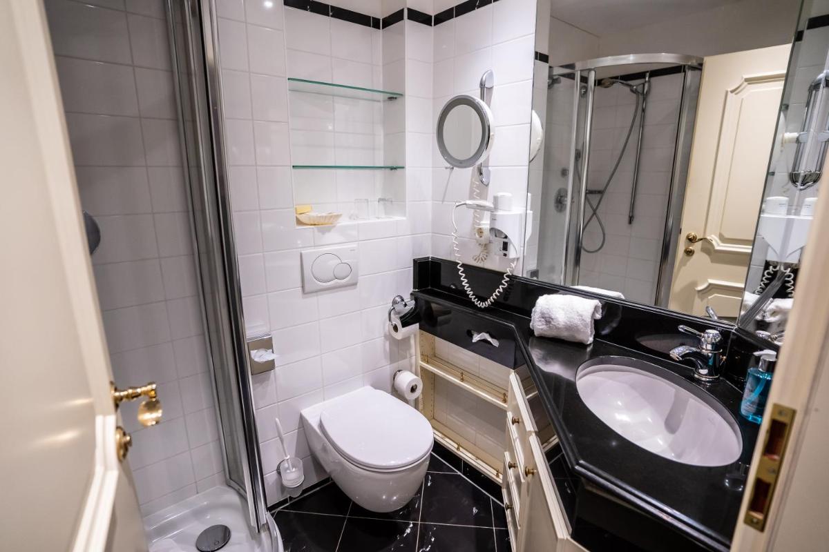 Ein Badezimmer in der Unterkunft Hotel Strandperle