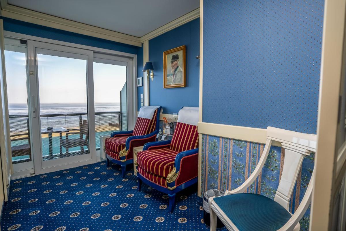 Ein Sitzbereich in der Unterkunft Hotel Strandperle