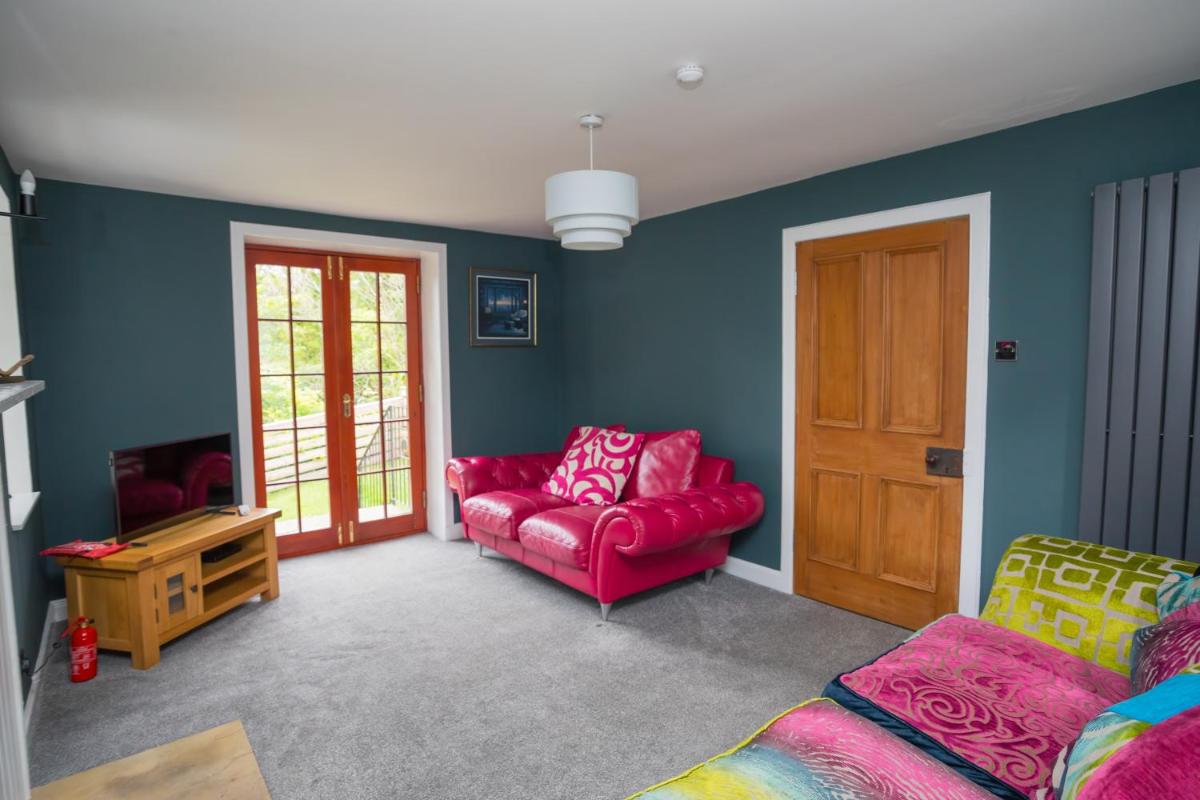 Tig Cottage - a rural, quirky, pet friendly 2 bedroom cottage near Ballantrae - Housity