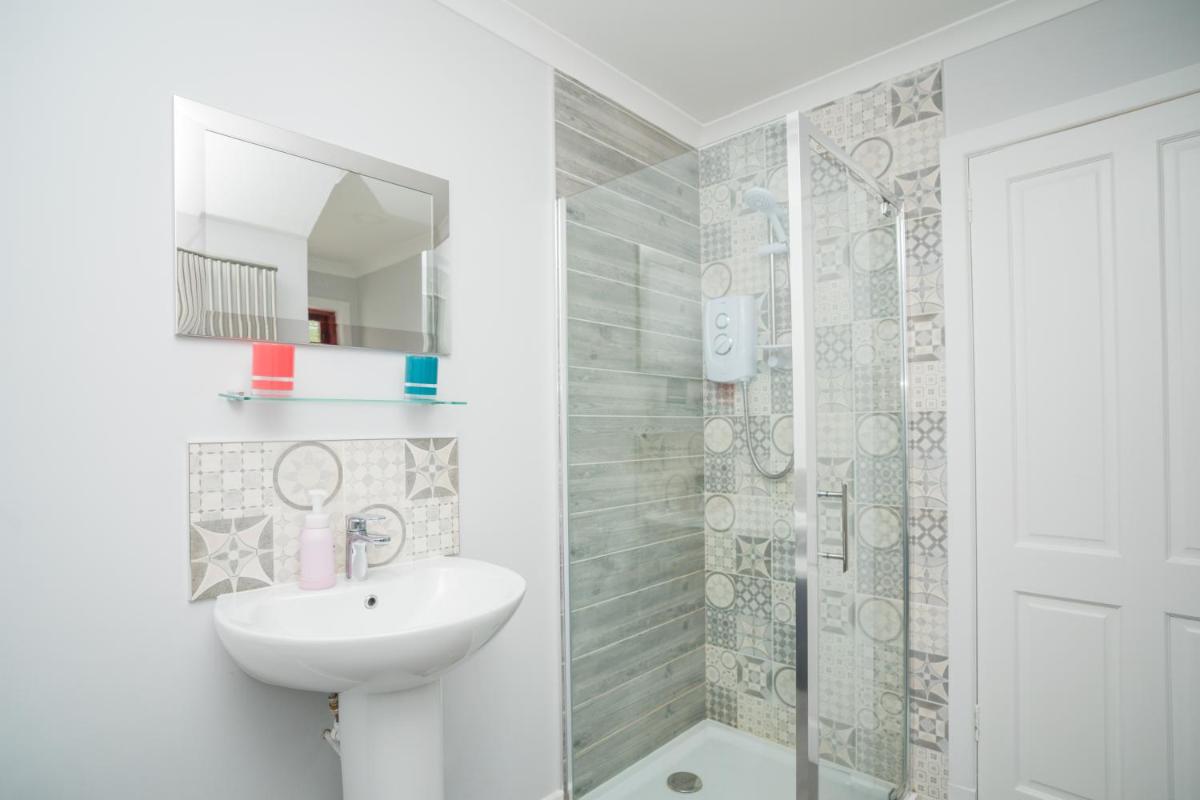 Tig Cottage - a rural, quirky, pet friendly 2 bedroom cottage near Ballantrae - Housity