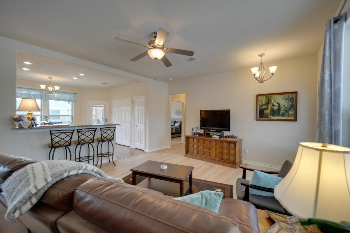 Hill Country Casita with Patio 13 Mi to Dtwn Boerne - Housity