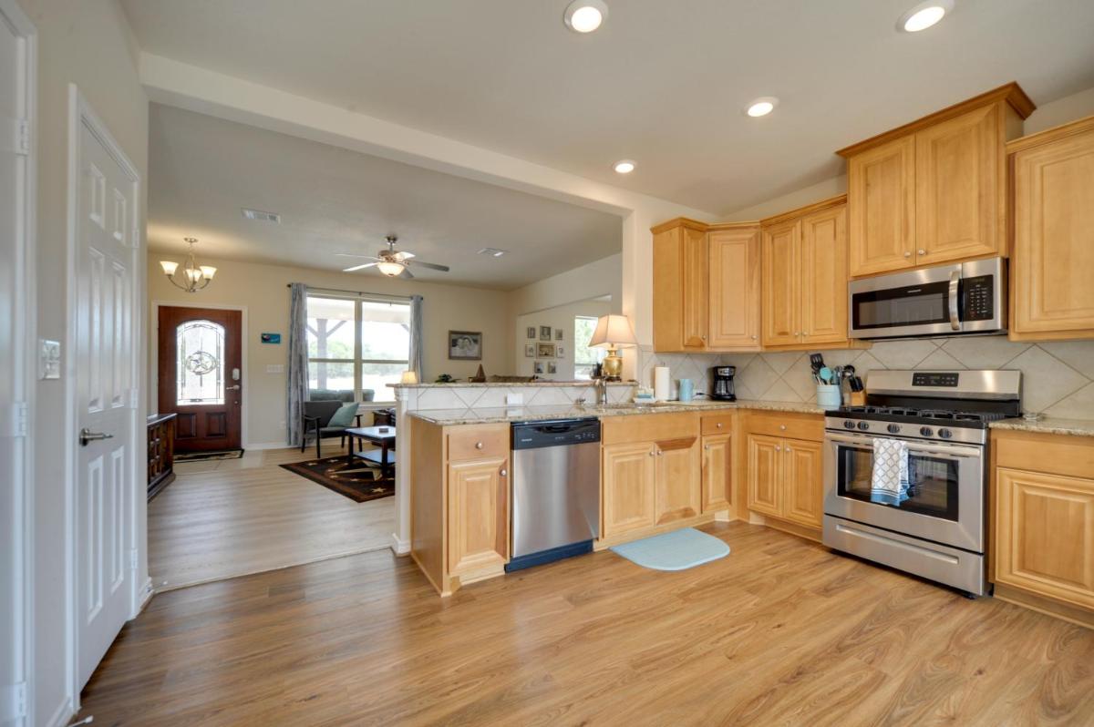 Hill Country Casita with Patio 13 Mi to Dtwn Boerne - Housity