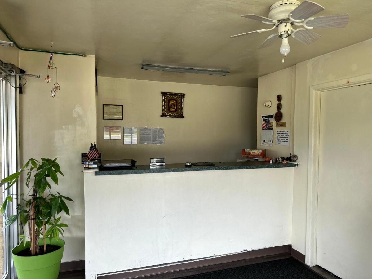Thruway Holiday Motel - Housity
