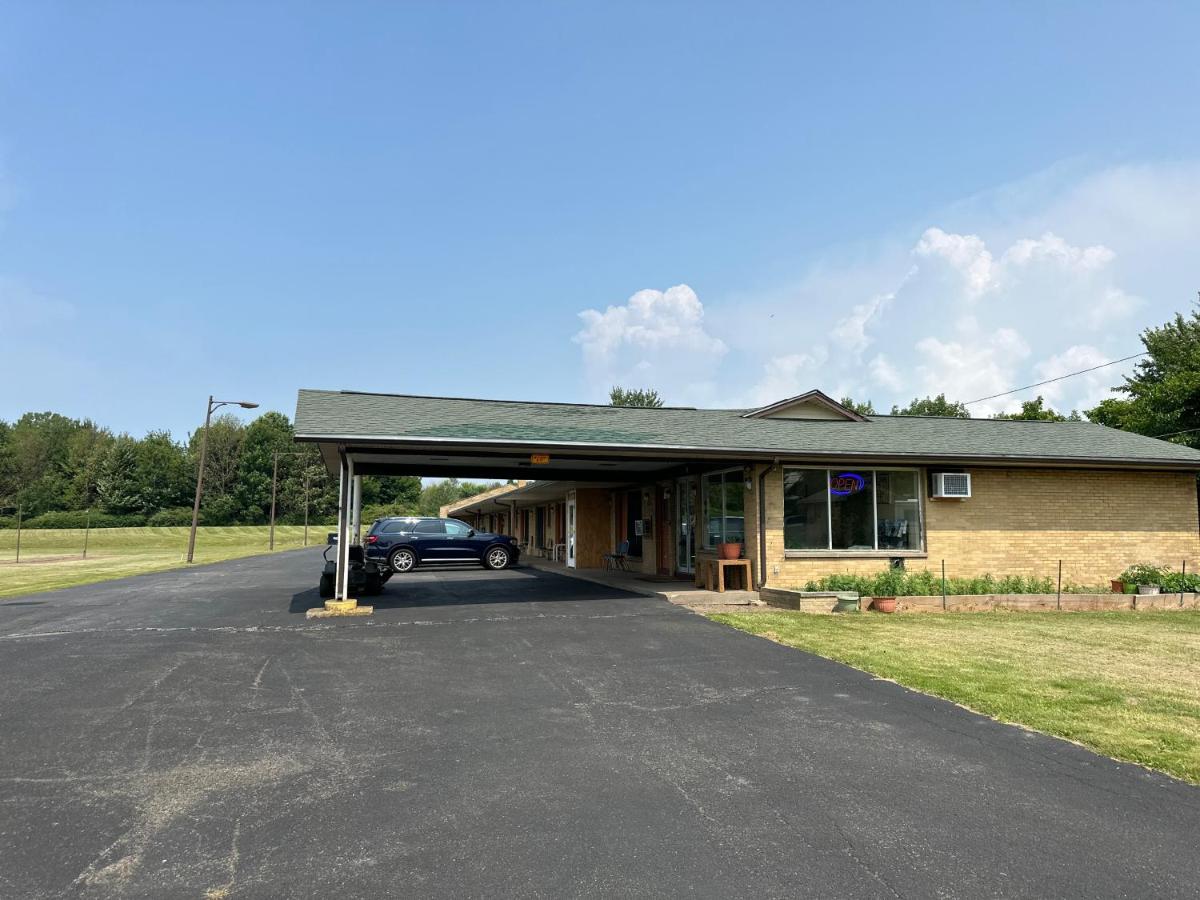 Thruway Holiday Motel - Housity