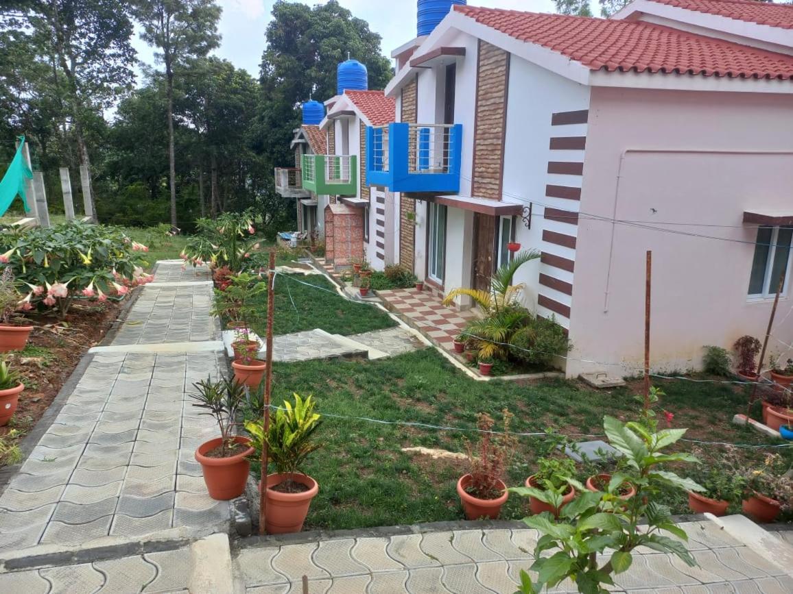 GARDEN RESORTS - ROOMS - Housity