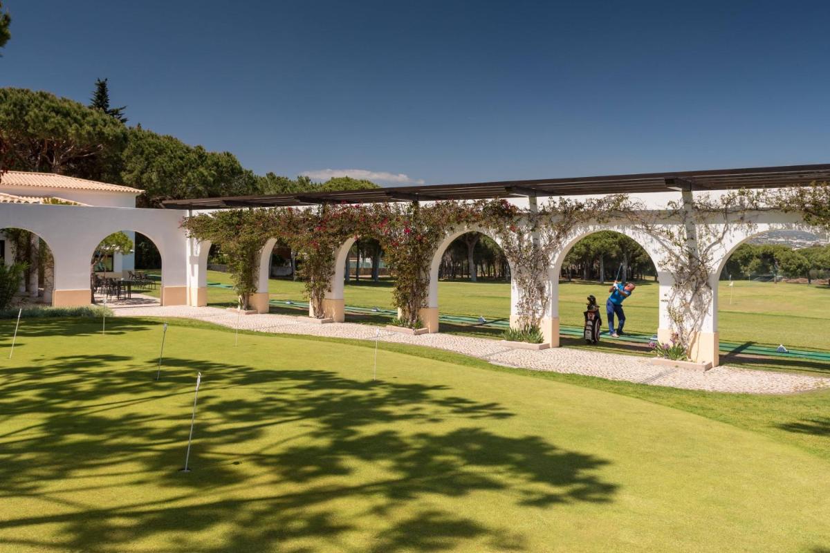 Um jardim no exterior de Pine Cliffs Hotel, a Luxury Collection Resort, Algarve