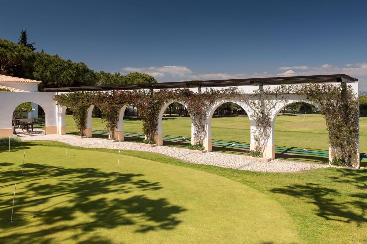 Um jardim no exterior de Pine Cliffs Hotel, a Luxury Collection Resort, Algarve