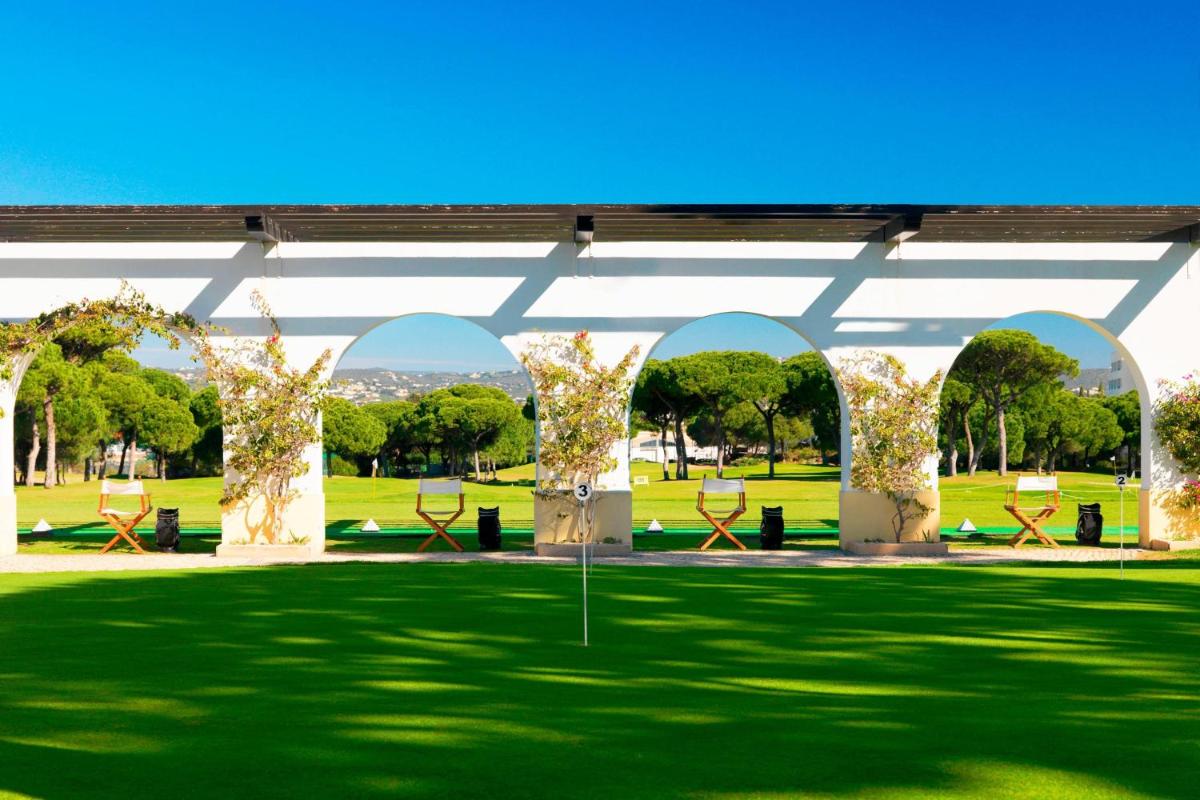Um jardim no exterior de Pine Cliffs Hotel, a Luxury Collection Resort, Algarve