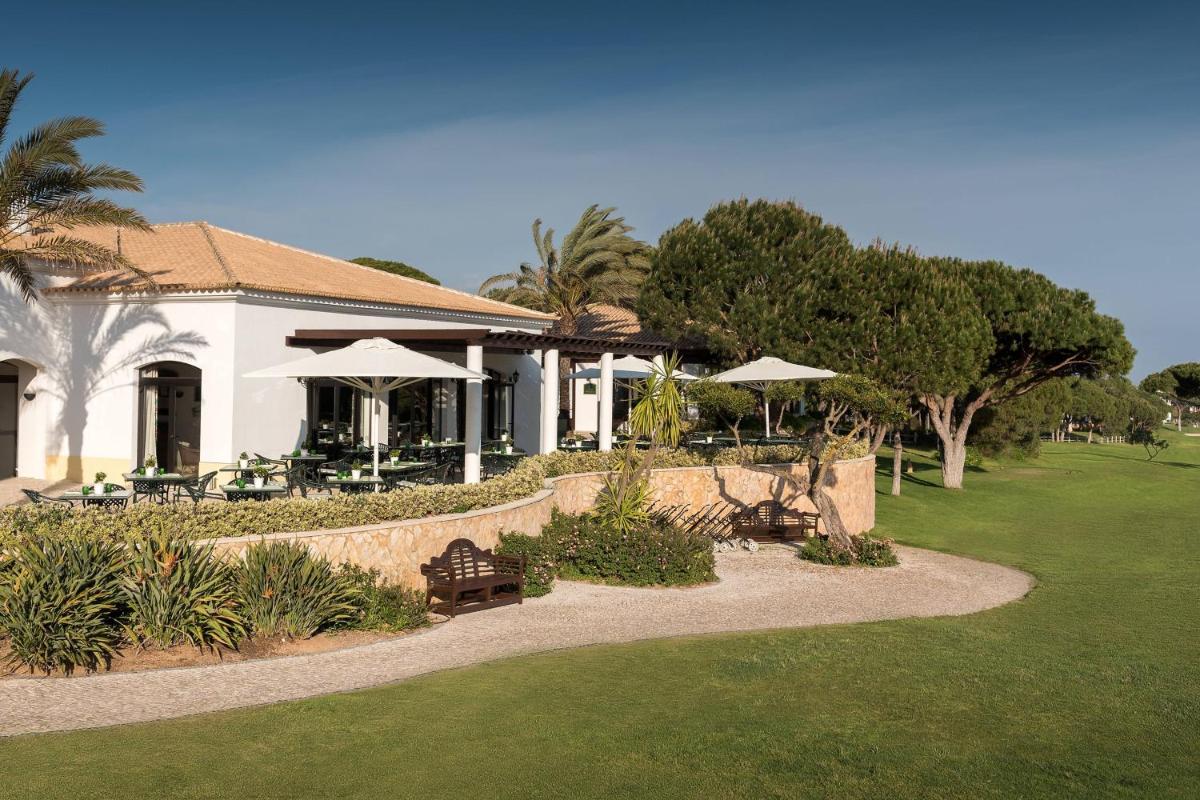 Um jardim no exterior de Pine Cliffs Hotel, a Luxury Collection Resort, Algarve