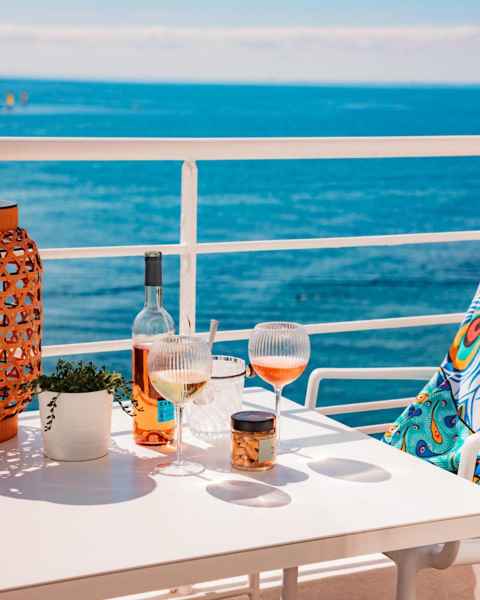 Vue générale sur la mer ou vue sur la mer prise depuis l'hôtel