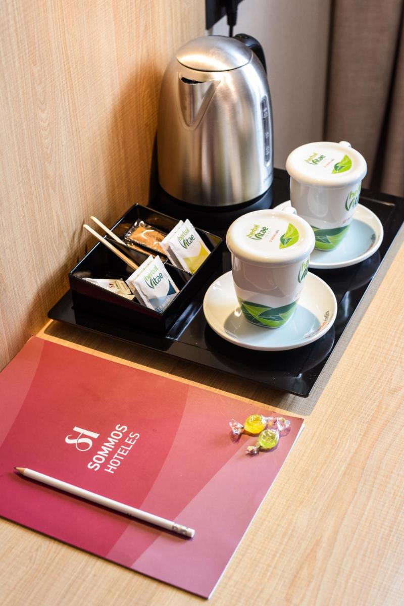 Utensilios para hacer té y café en SOMMOS Hotel Benasque Spa