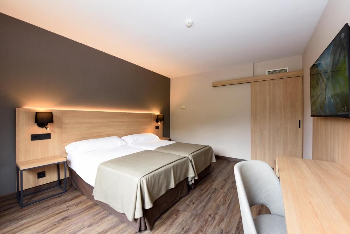Cama o camas de una habitación en SOMMOS Hotel Benasque Spa