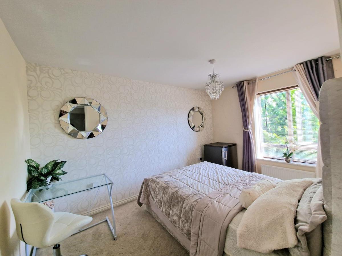 Large Room With ensuite and king bed - Housity