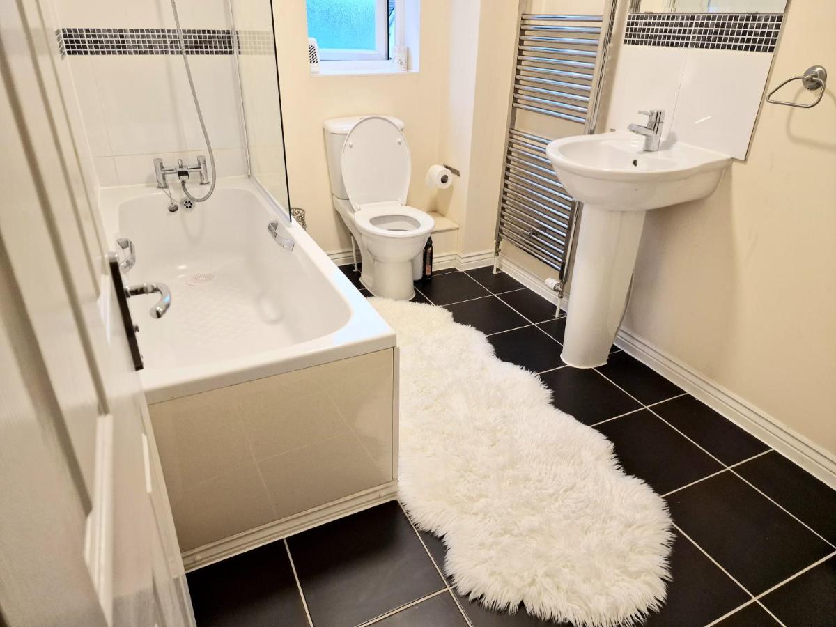 Large Room With ensuite and king bed - Housity