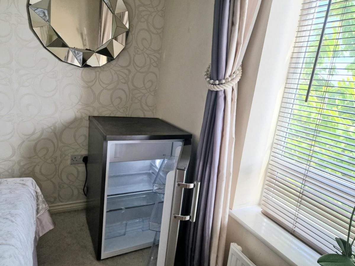 Large Room With ensuite and king bed - Housity