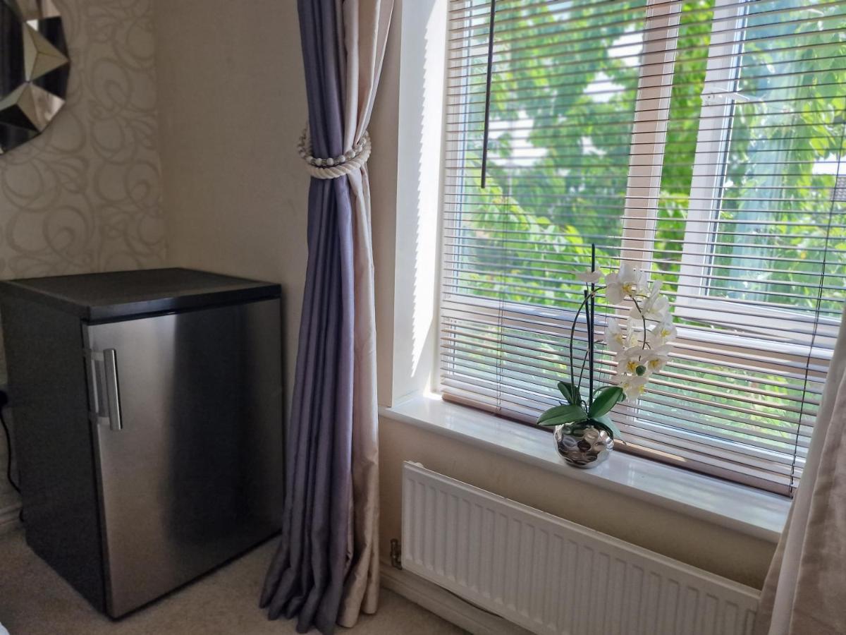 Large Room With ensuite and king bed - Housity