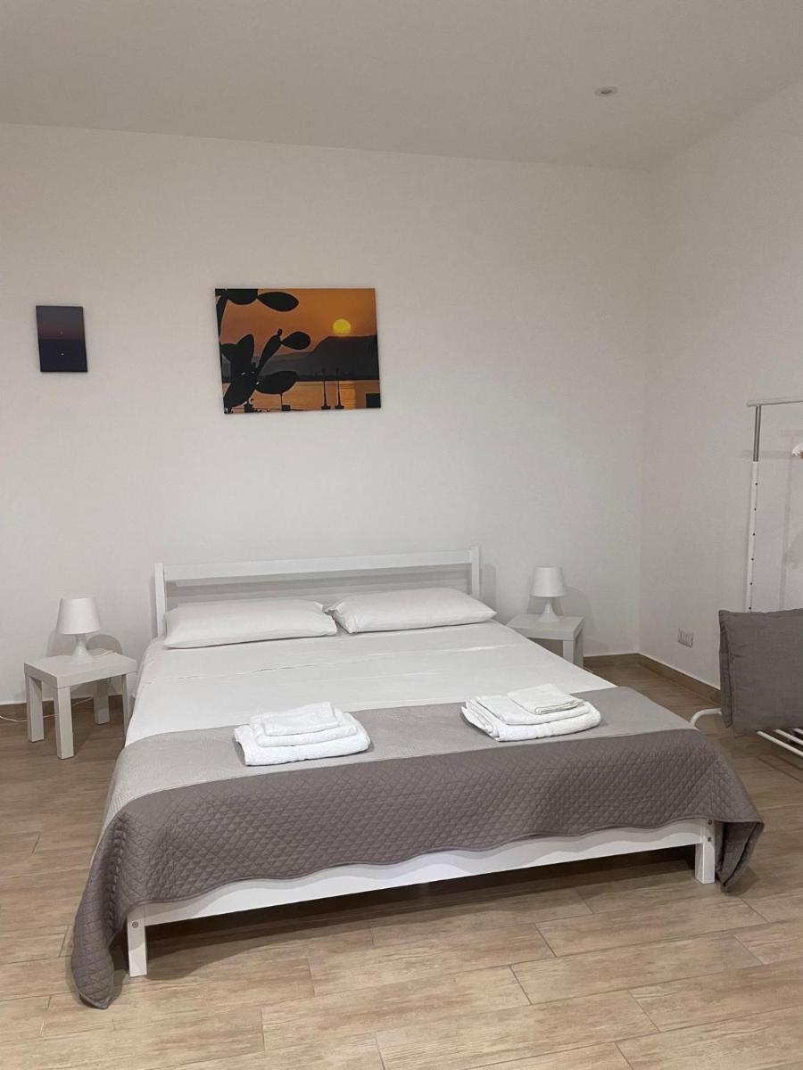 Sullo Stretto - Housity