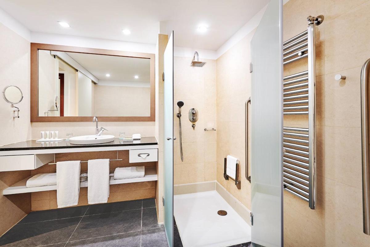 Un baño de Le Meridien Ra Beach Hotel and Spa