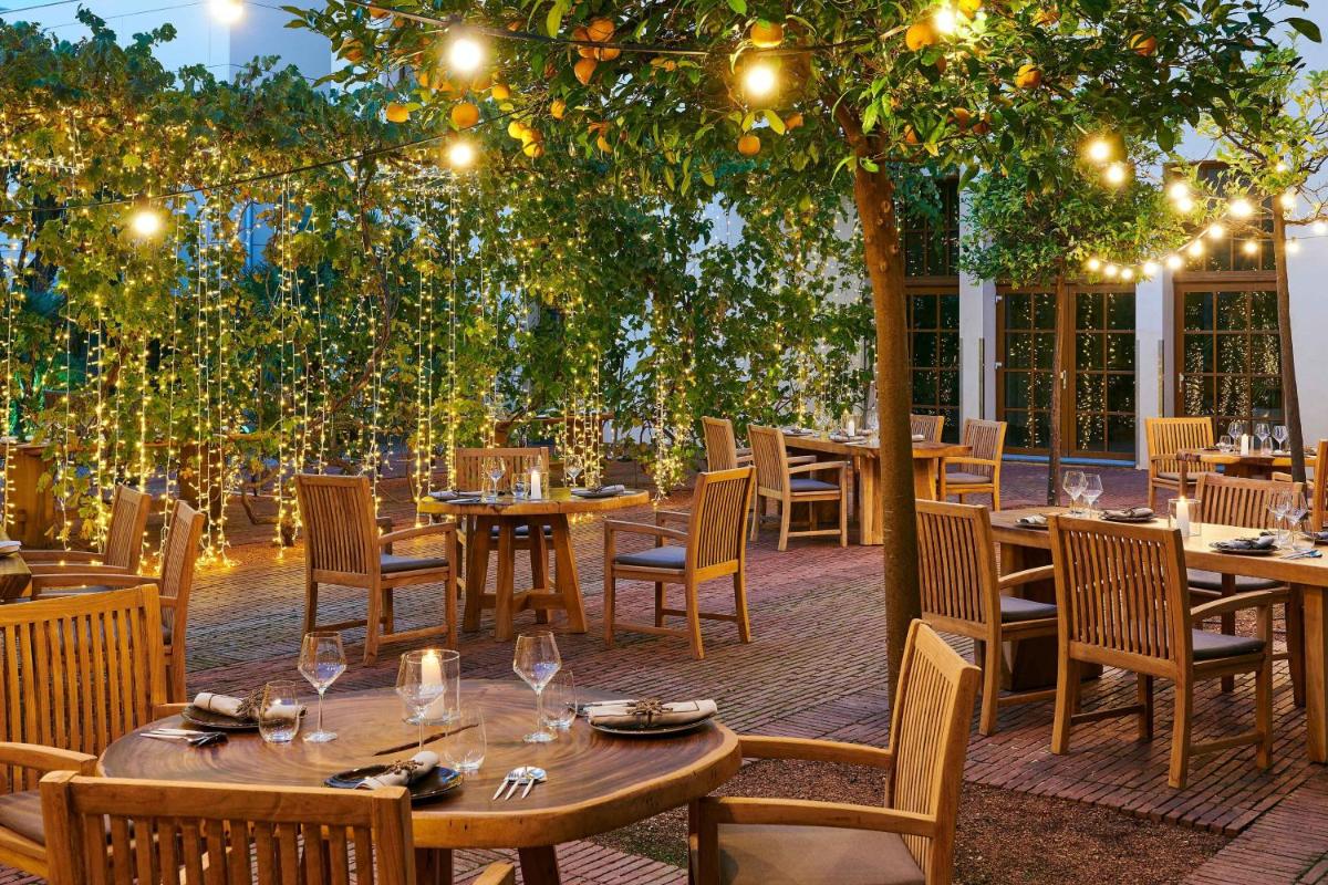 Un restaurante o sitio para comer en Le Meridien Ra Beach Hotel and Spa