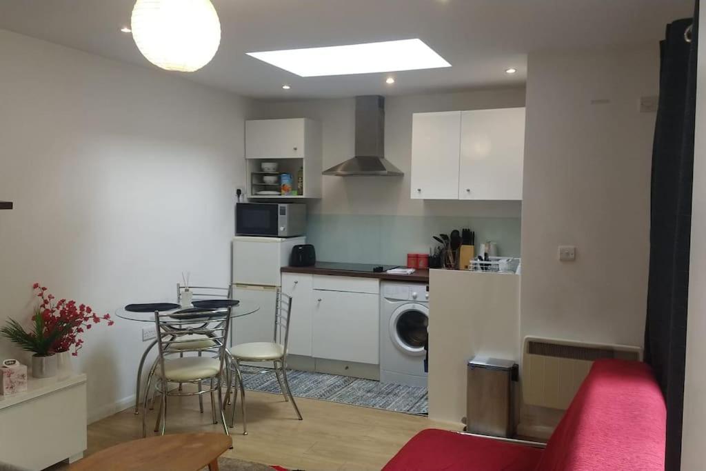 Modern Spacious Detached Cottage in Cambridge - Housity