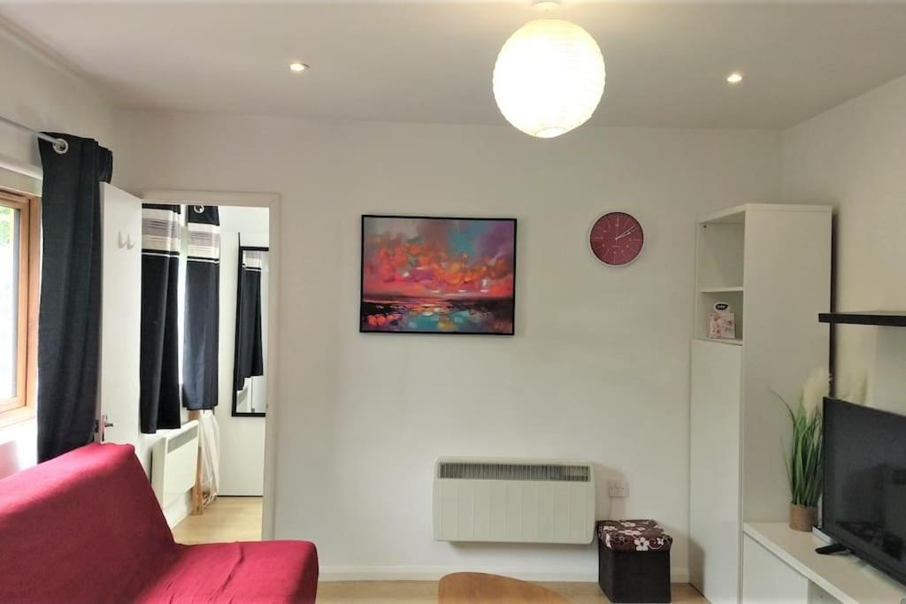 Modern Spacious Detached Cottage in Cambridge - Housity
