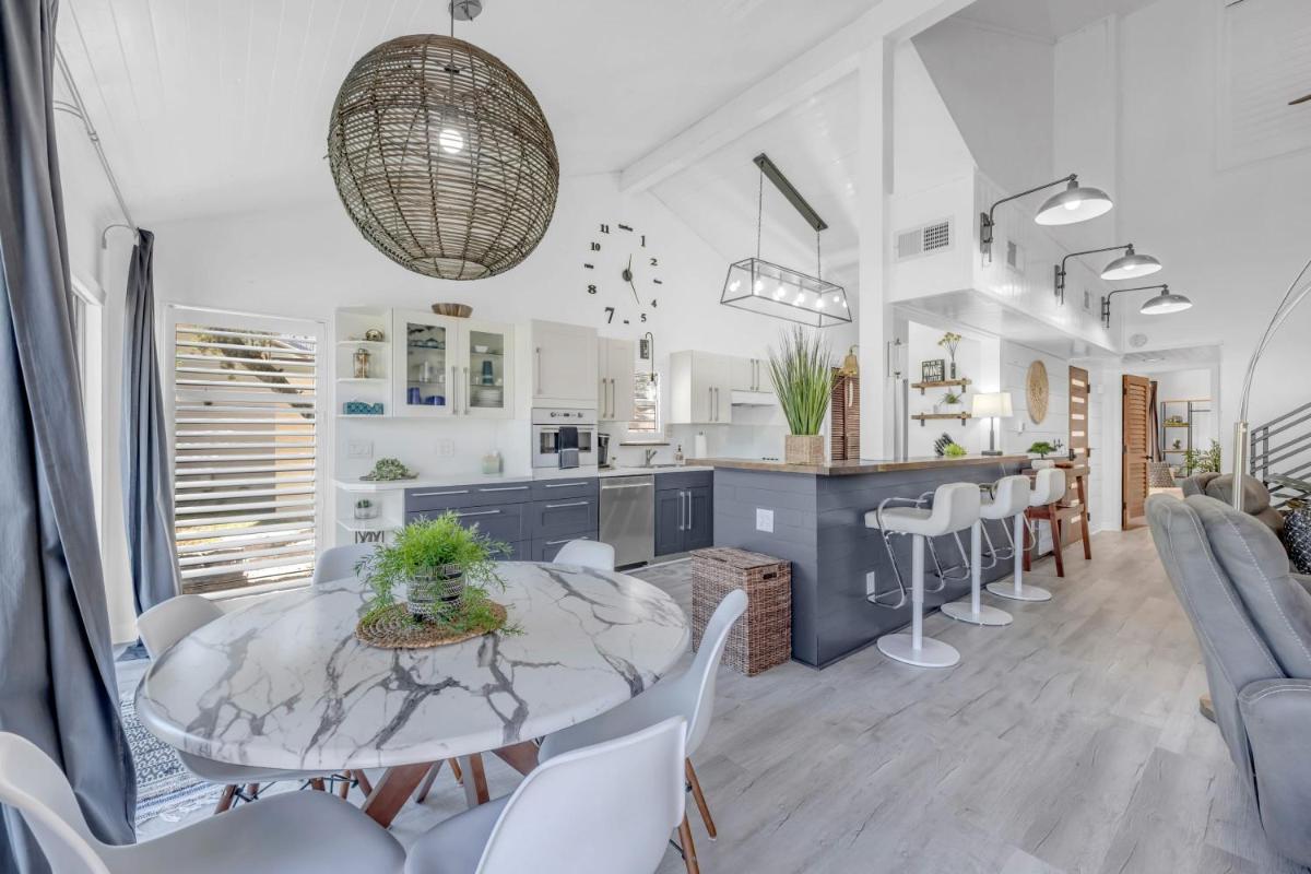 Chic Townhouse on Lake LBJ with Wet Boat Slip - Housity