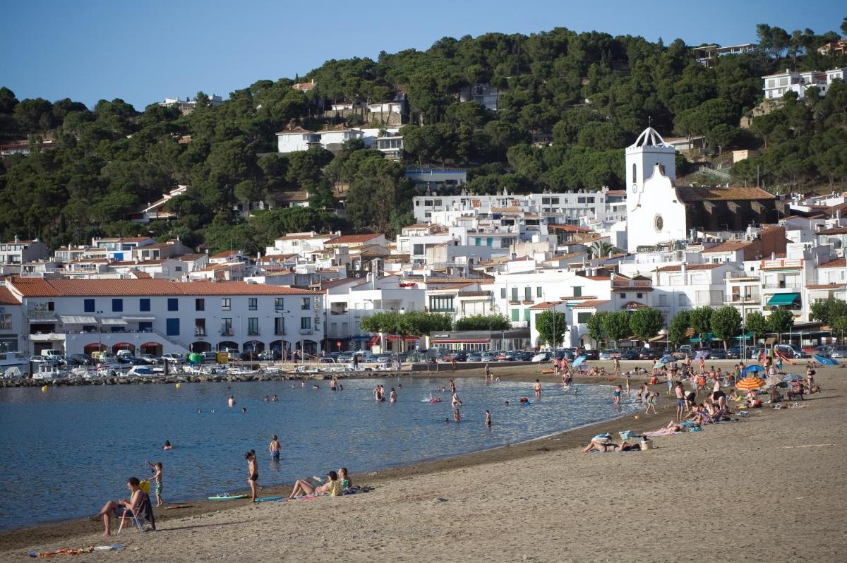 un grupo de personas en el agua en una playa en Hotel Spa Cap de Creus, en Port de la Selva
