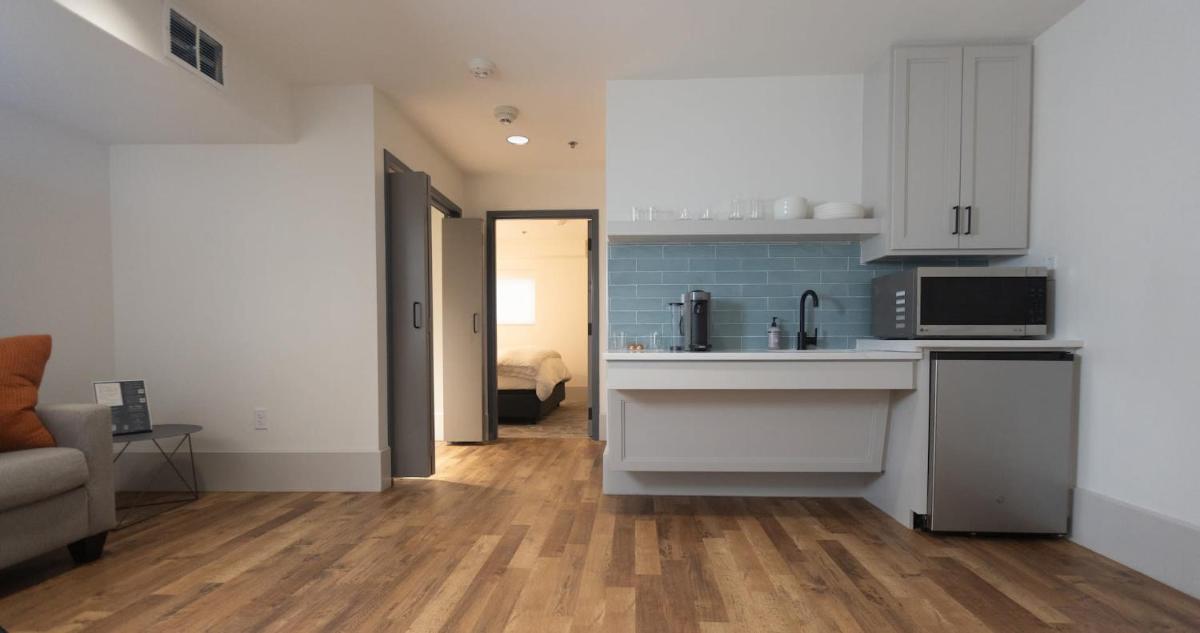 The Thomas Hotel - Garden Suite ADA - 02 - Housity