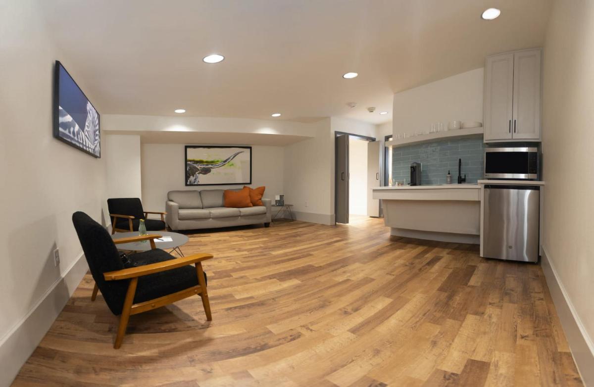 The Thomas Hotel - Garden Suite ADA - 02 - Housity