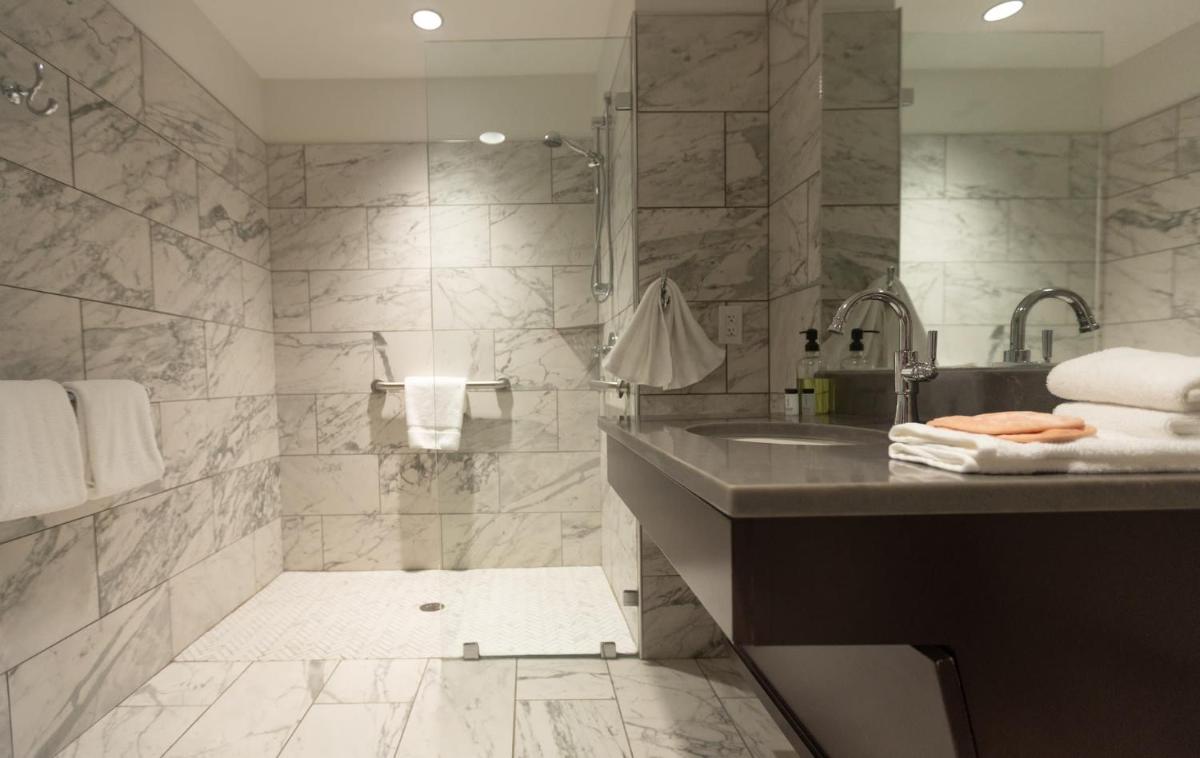 The Thomas Hotel - Garden Suite ADA - 02 - Housity