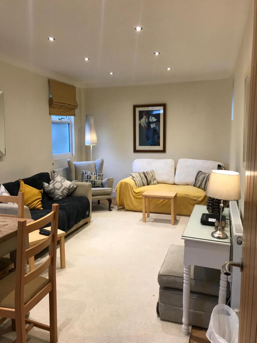 Stylish & spacious 3 bed Victorian house sleeps up to 7 - near O2, Museums, Excel, Mazehill station 12 mins direct into London Bridge - Housity