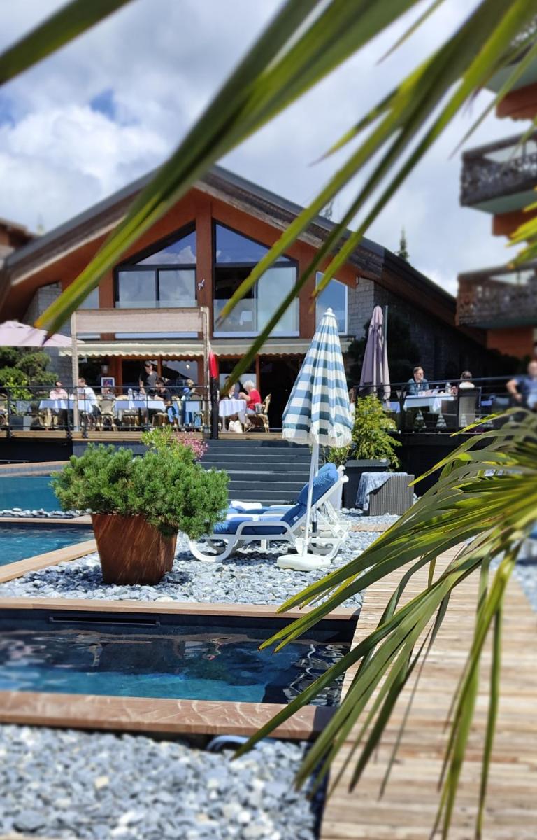 Piscine de l'établissement Hôtel Le Labrador 1971 ou située à proximité