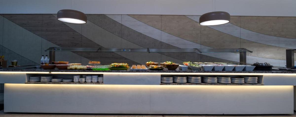 Comida en o cerca de este hotel