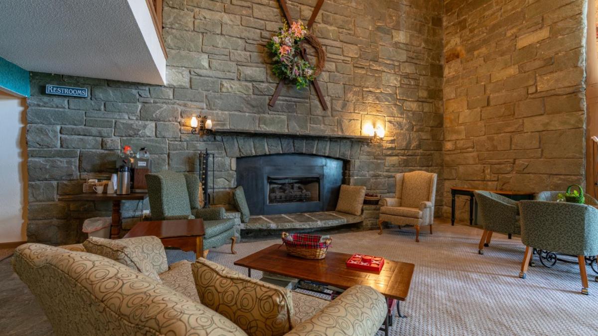4 Seasons at Beech Mountain - Housity