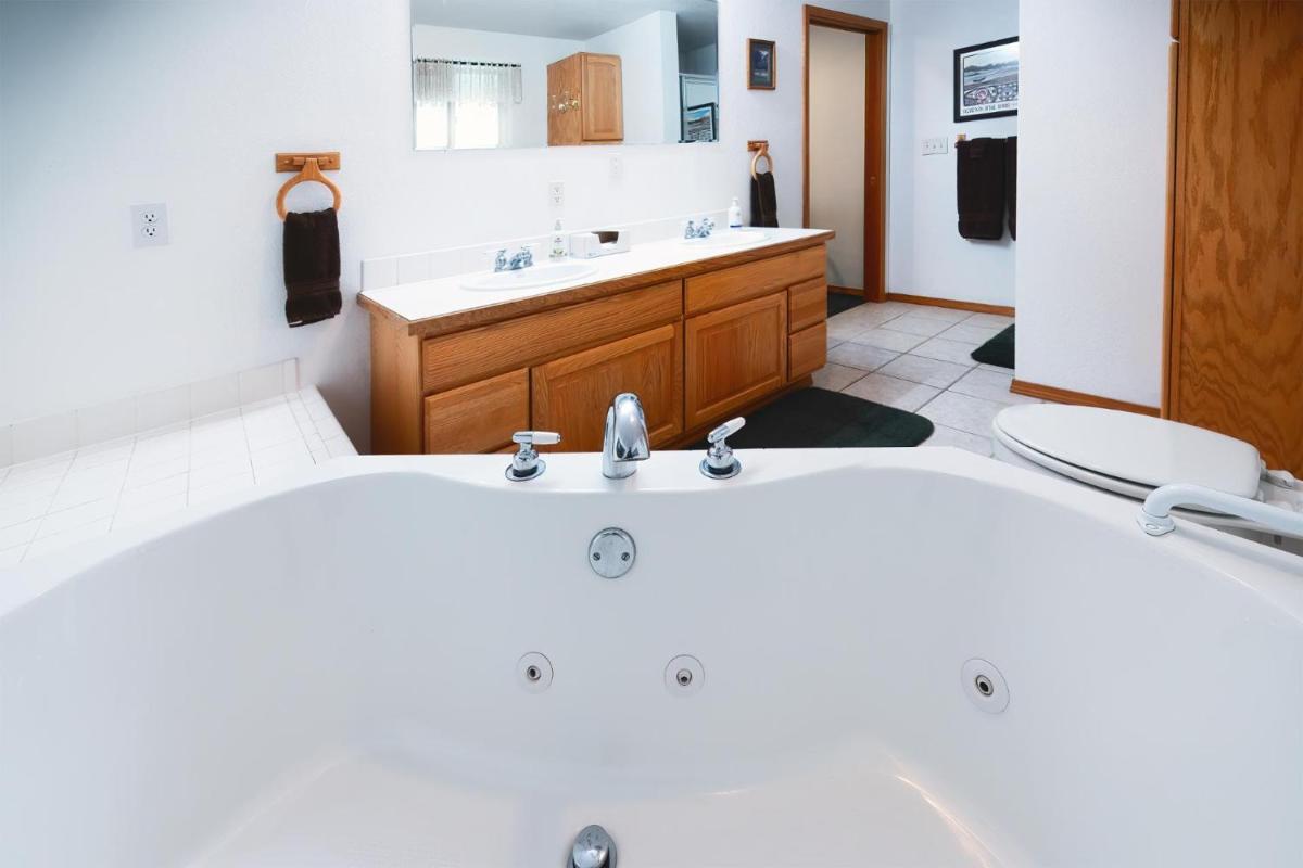 Suite 1 Lynn View Lodge - Housity