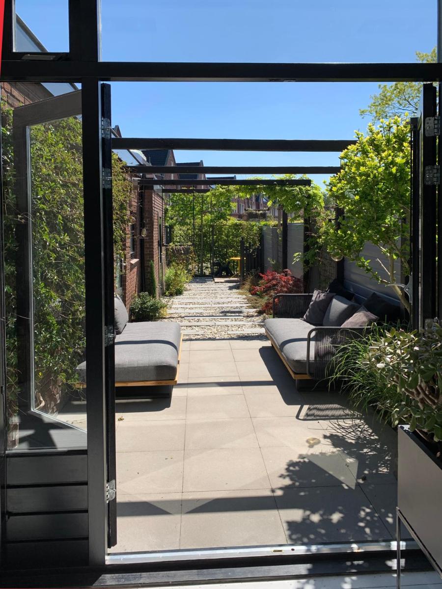Bijzonder stadshuis met diepe moderne tuin. - Housity