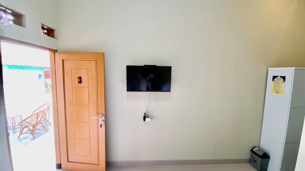 Madina Guest House Syariah near Gembira Loka Zoo Yogyakarta Mitra RedDoorz - Housity