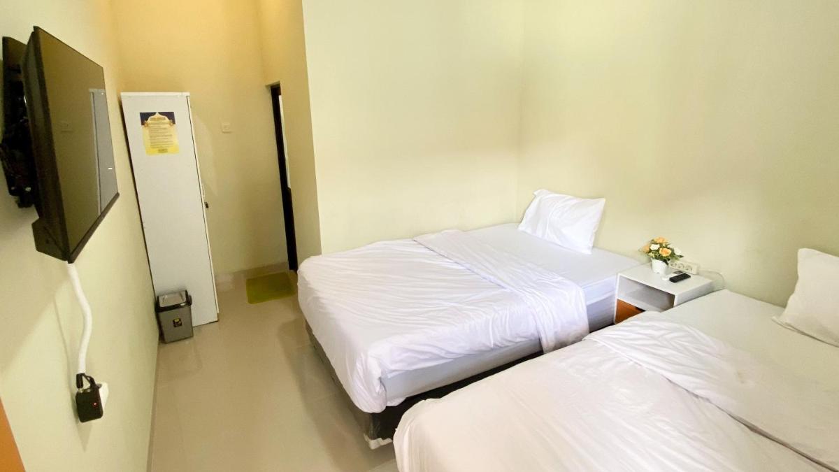 Madina Guest House Syariah near Gembira Loka Zoo Yogyakarta Mitra RedDoorz - Housity