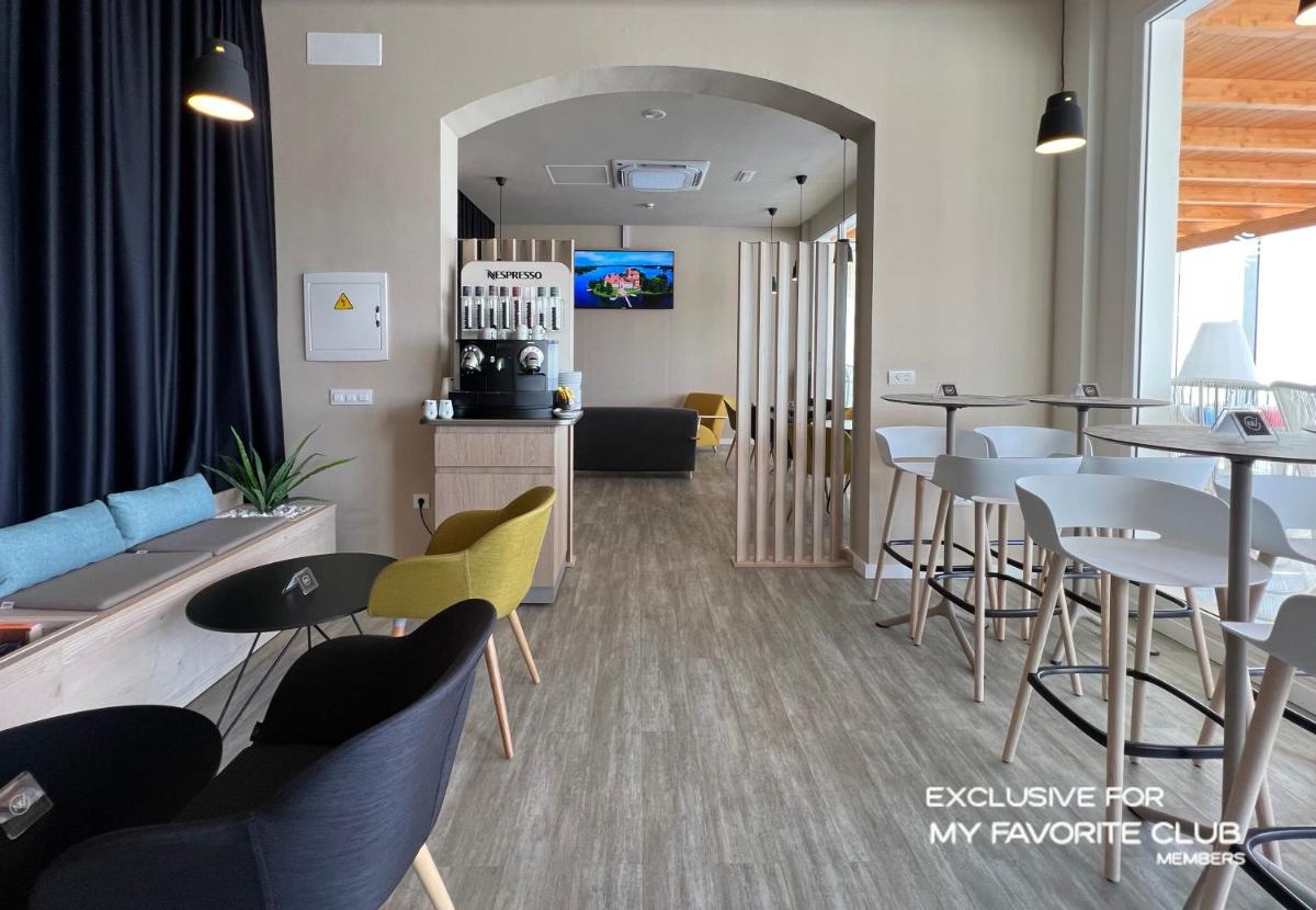 Una televisión o centro de entretenimiento en Alua Village Fuerteventura - All Inclusive