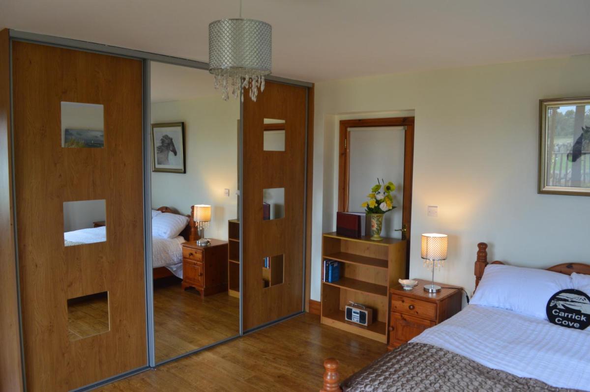 Carrick Cove Deluxe Room with private decking - Housity