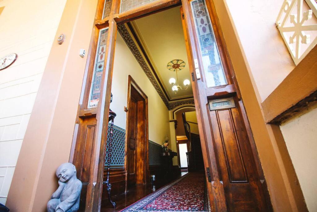 Hindmarsh House on College - Housity