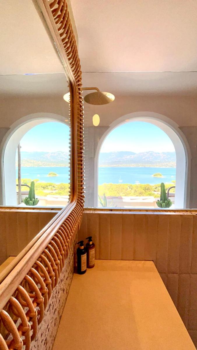 Vue générale sur la mer ou vue sur la mer prise depuis l'hôtel