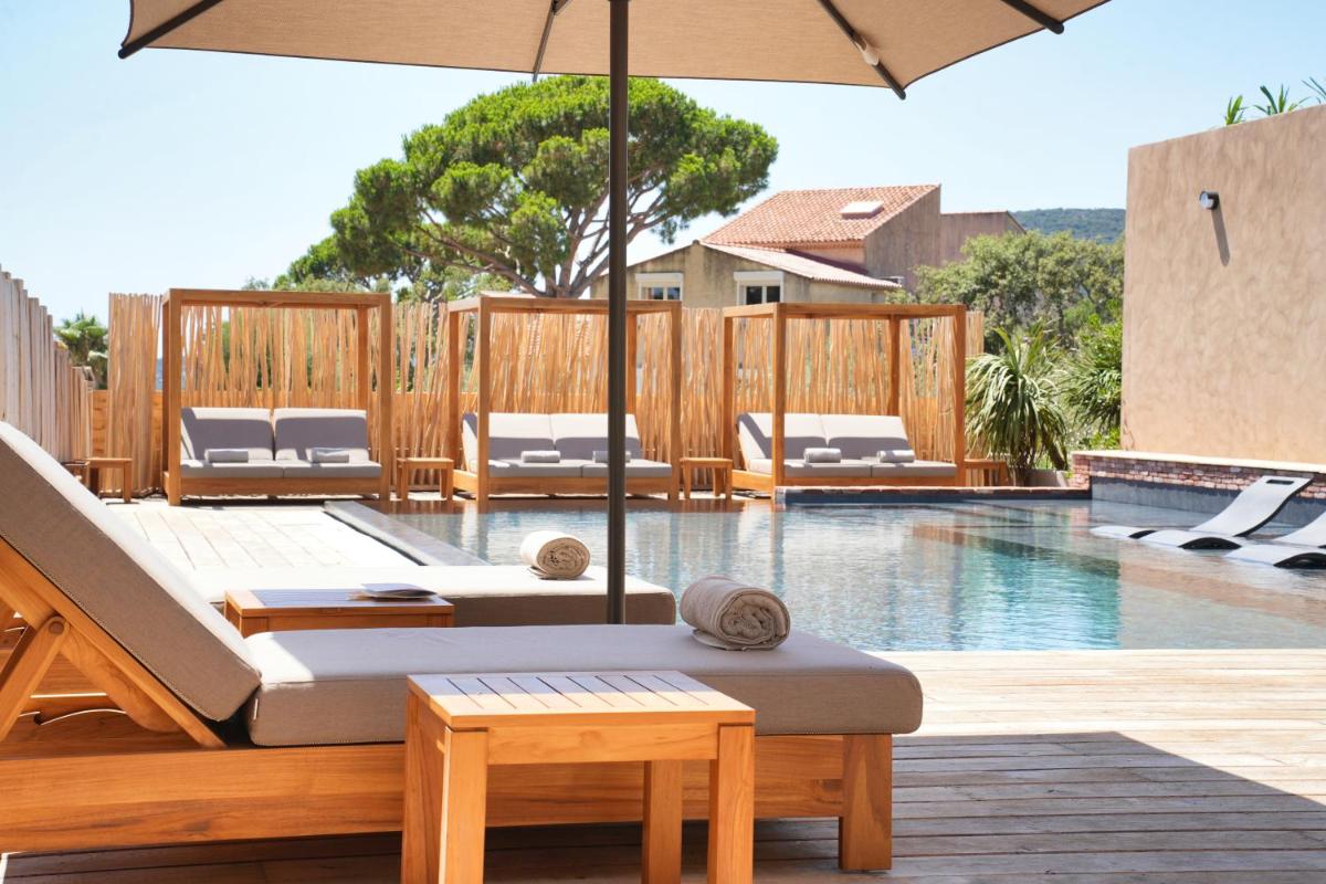 Piscine de l'établissement Les Regalia Hôtel & Spa ou située à proximité
