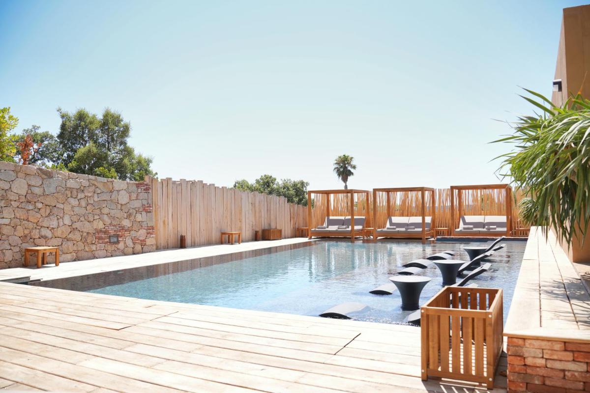 Piscine de l'établissement Les Regalia Hôtel & Spa ou située à proximité