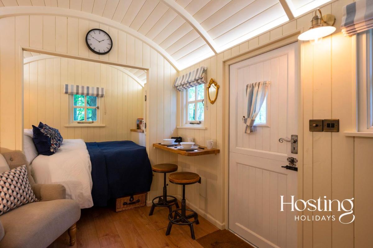 Red Kite Retreat - Pansy - Shepherds Hut 3 - Housity