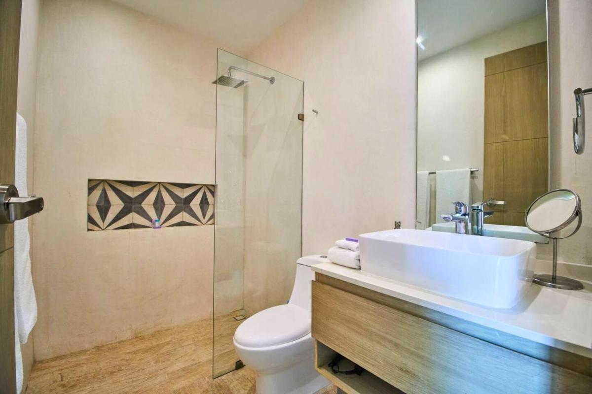 Suitetrails - Penthouse Haven with Pv Rooftop Pool Gym and 24h Security