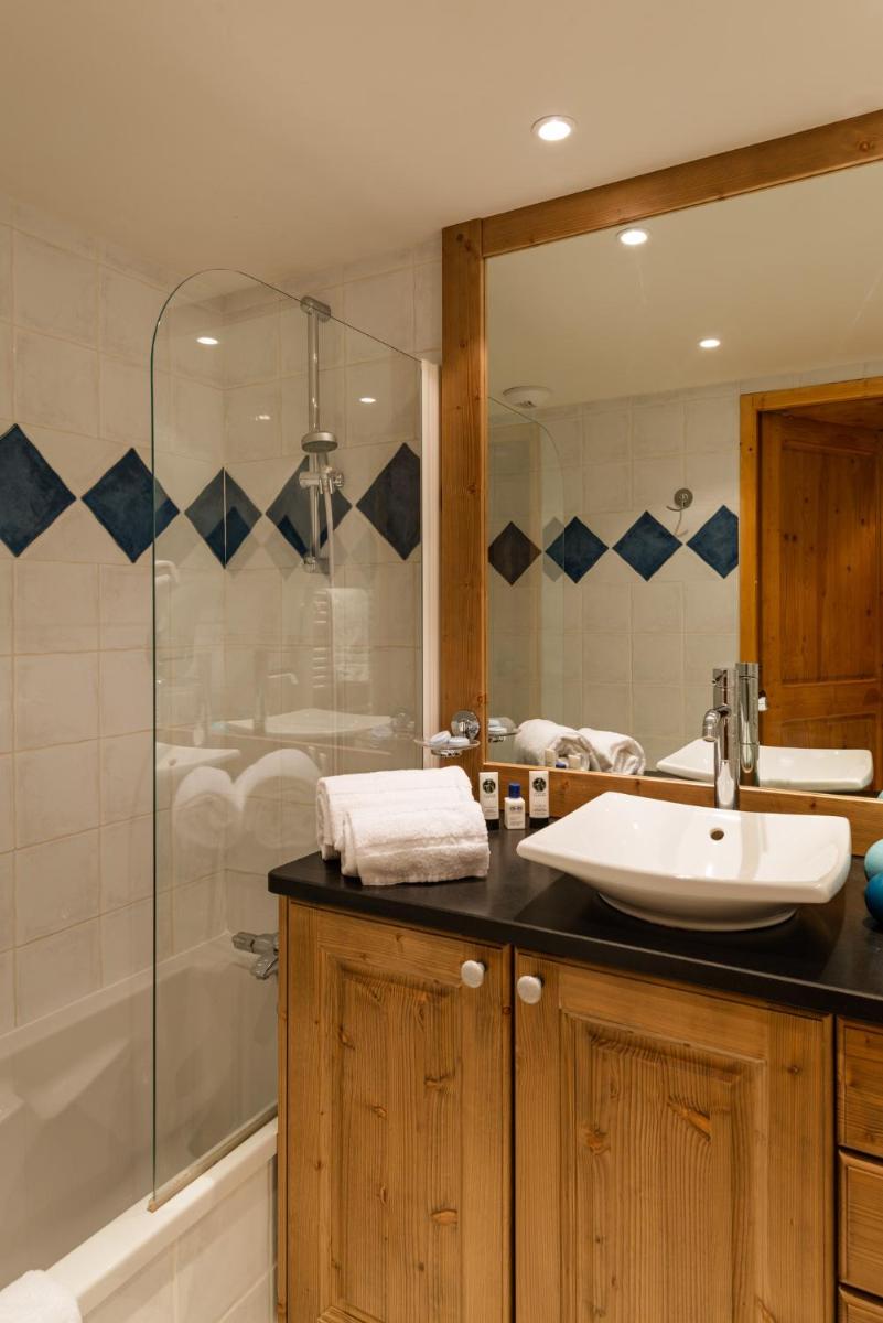 Salle de bains dans l'établissement Lagrange Vacances Le Hameau du Rocher Blanc